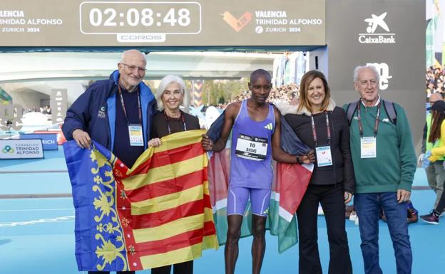 Sawe posa con Juan Roig, Hortensia Herrero, la alcaldesa María José Catalá y Paco Borao.