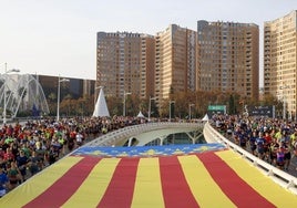 Miles de corredores inicianeste domingo el Maratón Valencia en el puente de Monteolivete.