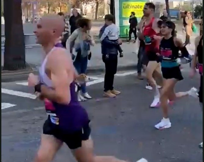 Verdeliss, a la derecha, en el kilómetro 30 del Maratón de Valencia.