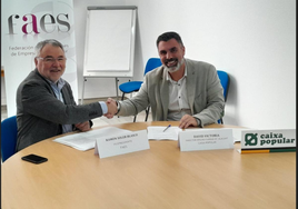 Firma del acuerdo entre Caixa Popular y FAES.