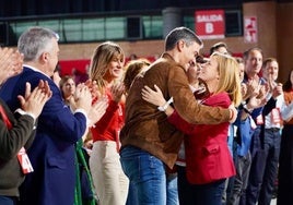 Sánchez abraza a Bernabé quien el domingo se desplazó a Sevilla para el cierre del congreso.