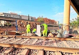 Los operarios trabajan en la reposición de las instalaciones de seguridad junto al barranco del Poyo.