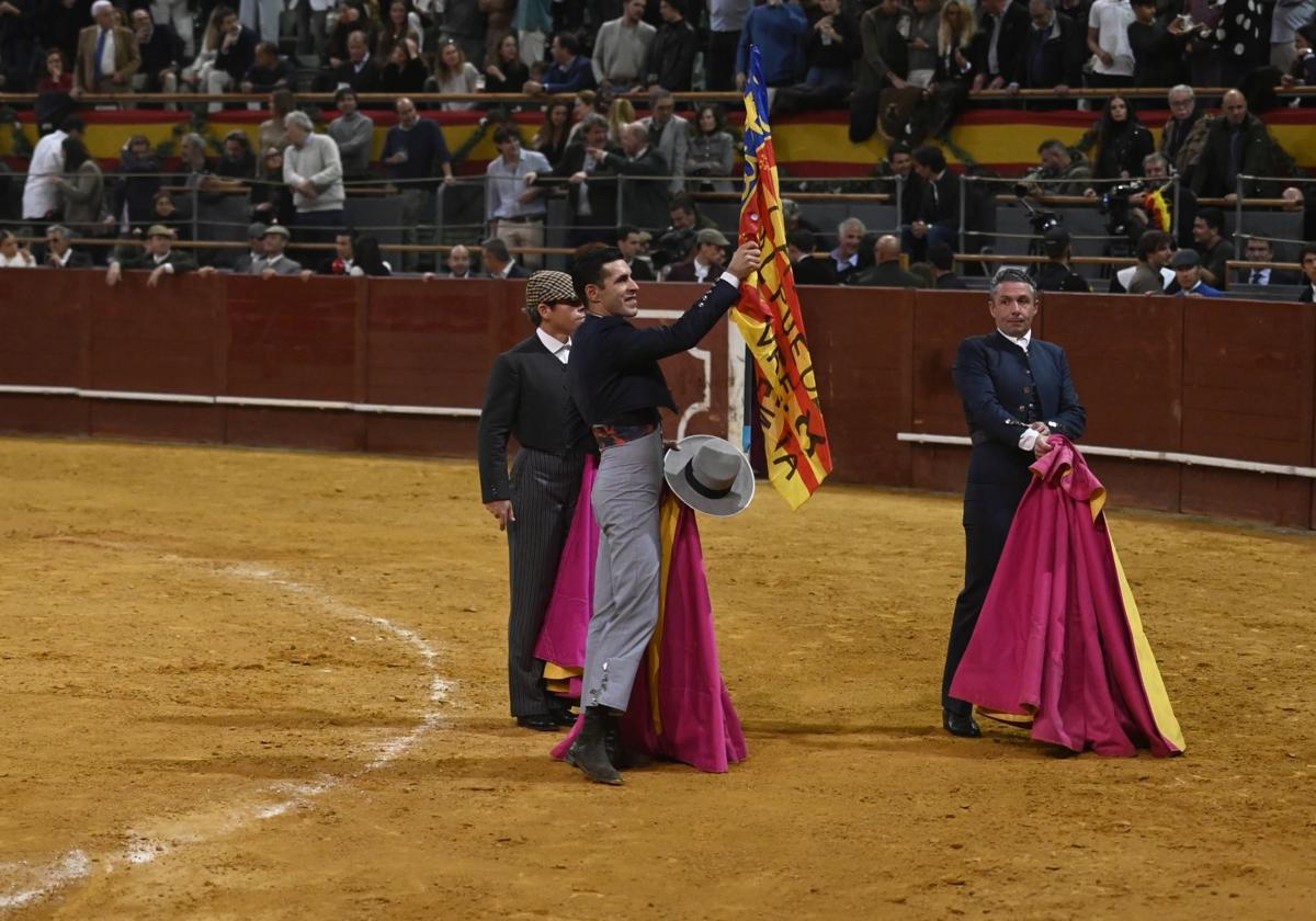 Talavante, con una Senyera tras la corrida en Vistalegre.