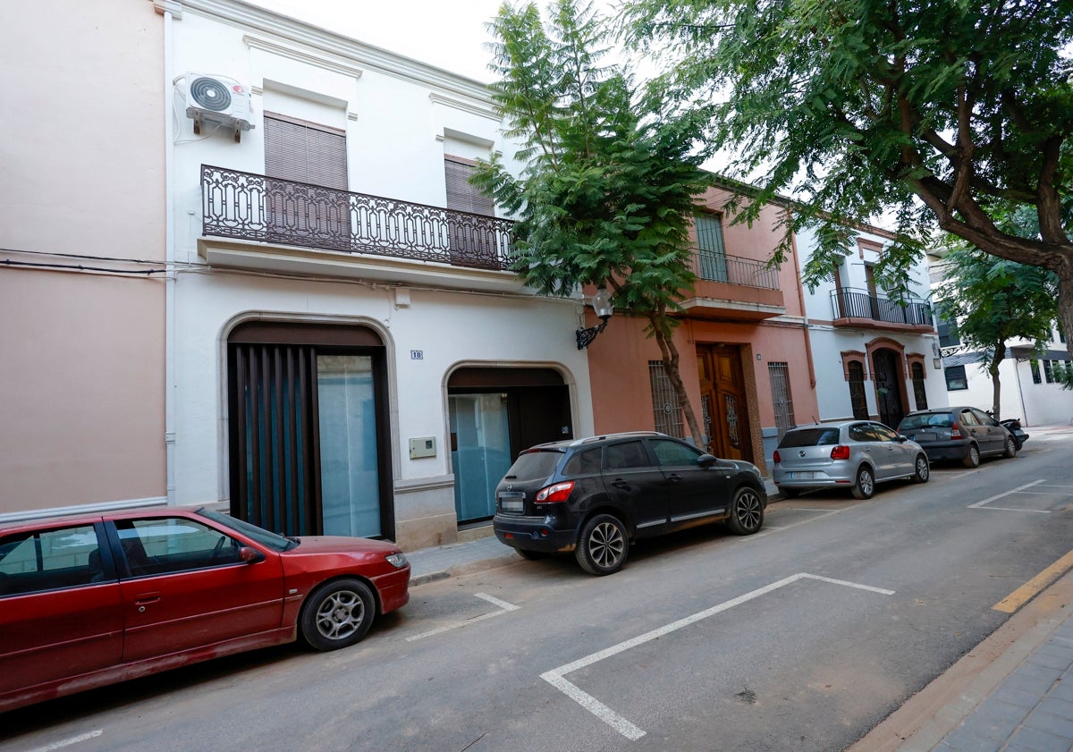 Imagen principal - Imágenes de la casa en su actual estado; sobre estas líneas, cómo el agua apenas pudo superar la superficie con que se recalzó en su reforma.