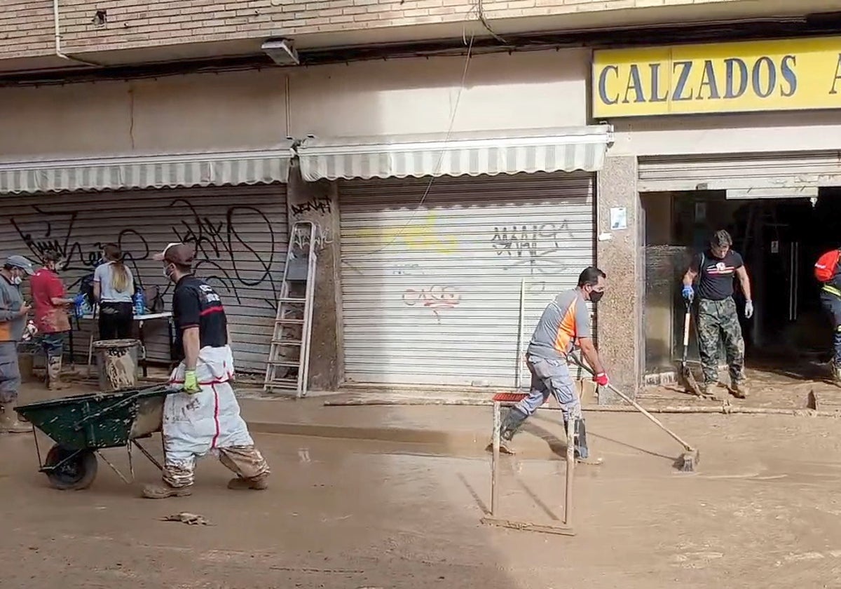 Voluntarios limpiando.