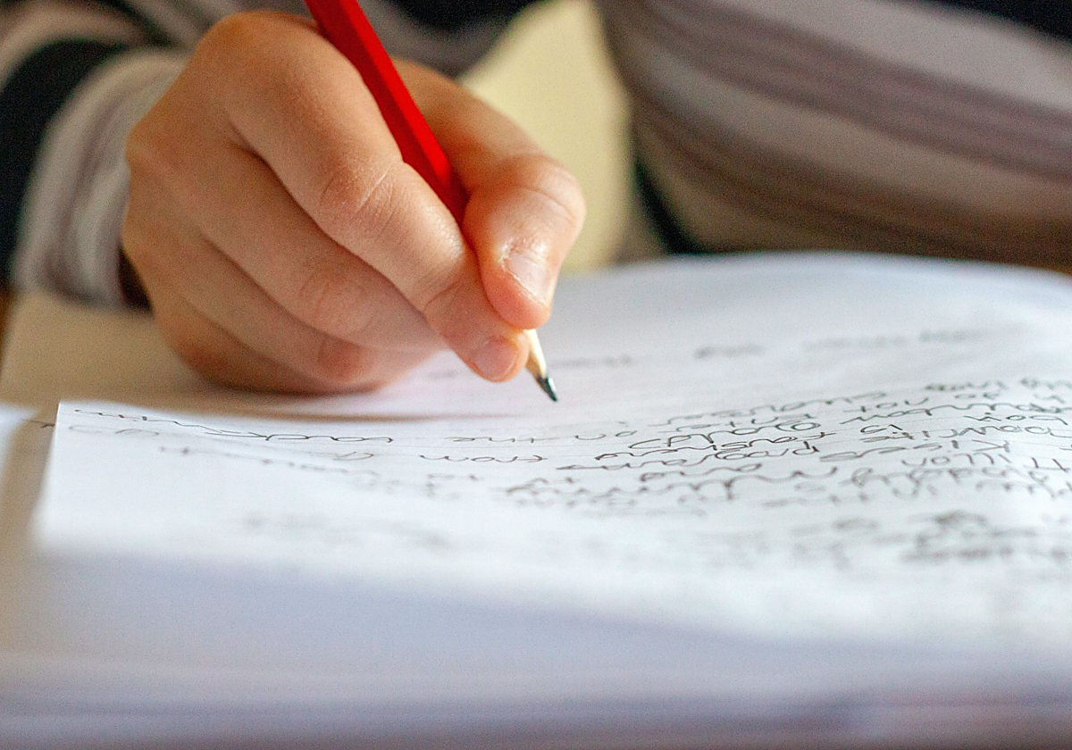 ¿Por qué algunas personas escriben siempre con mayúsculas?