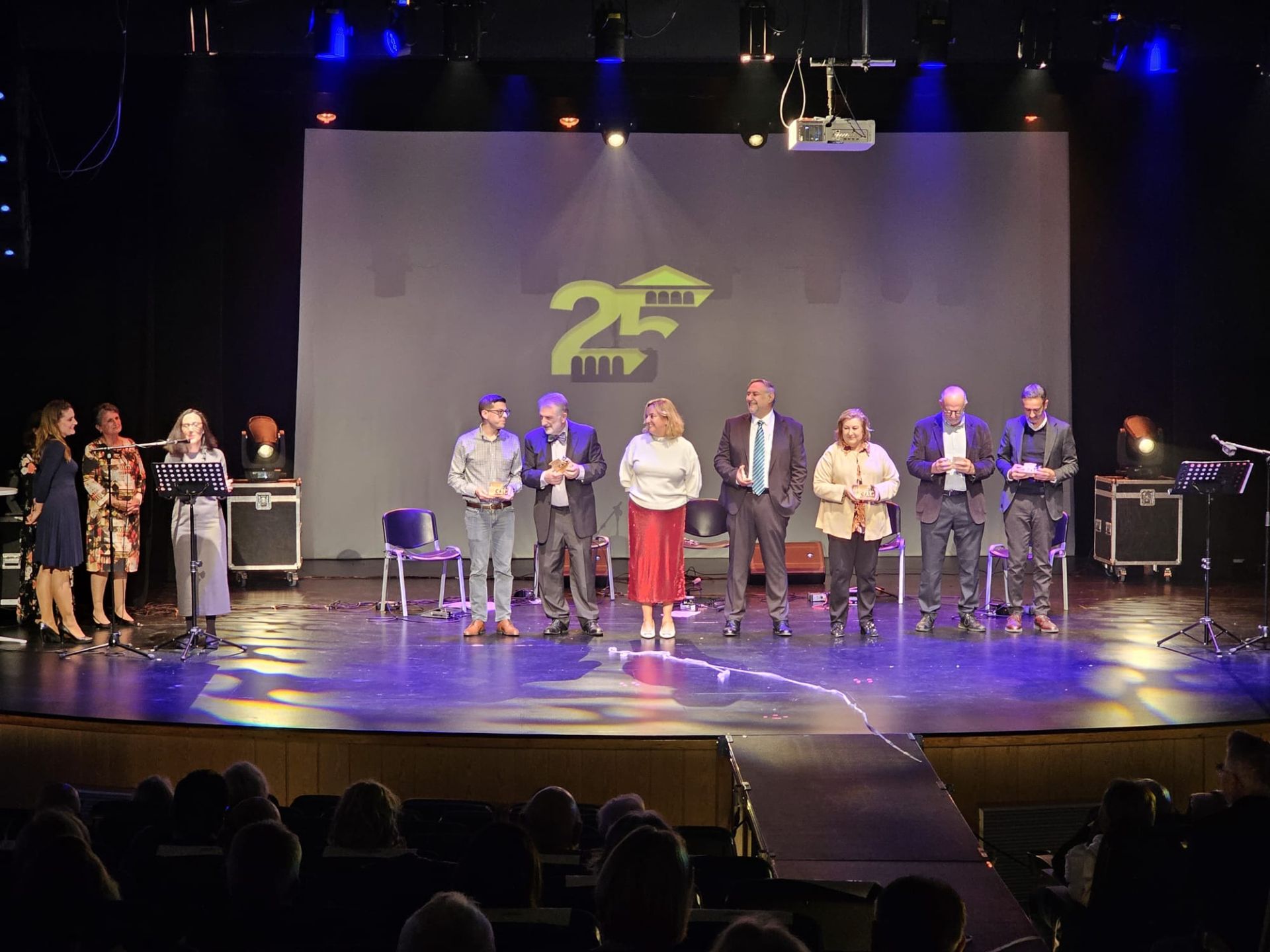 Imagen secundaria 1 - La Casa de Cultura de Calp celebra el 25 aniversario con un homenaje a sus trabajadores y ediles