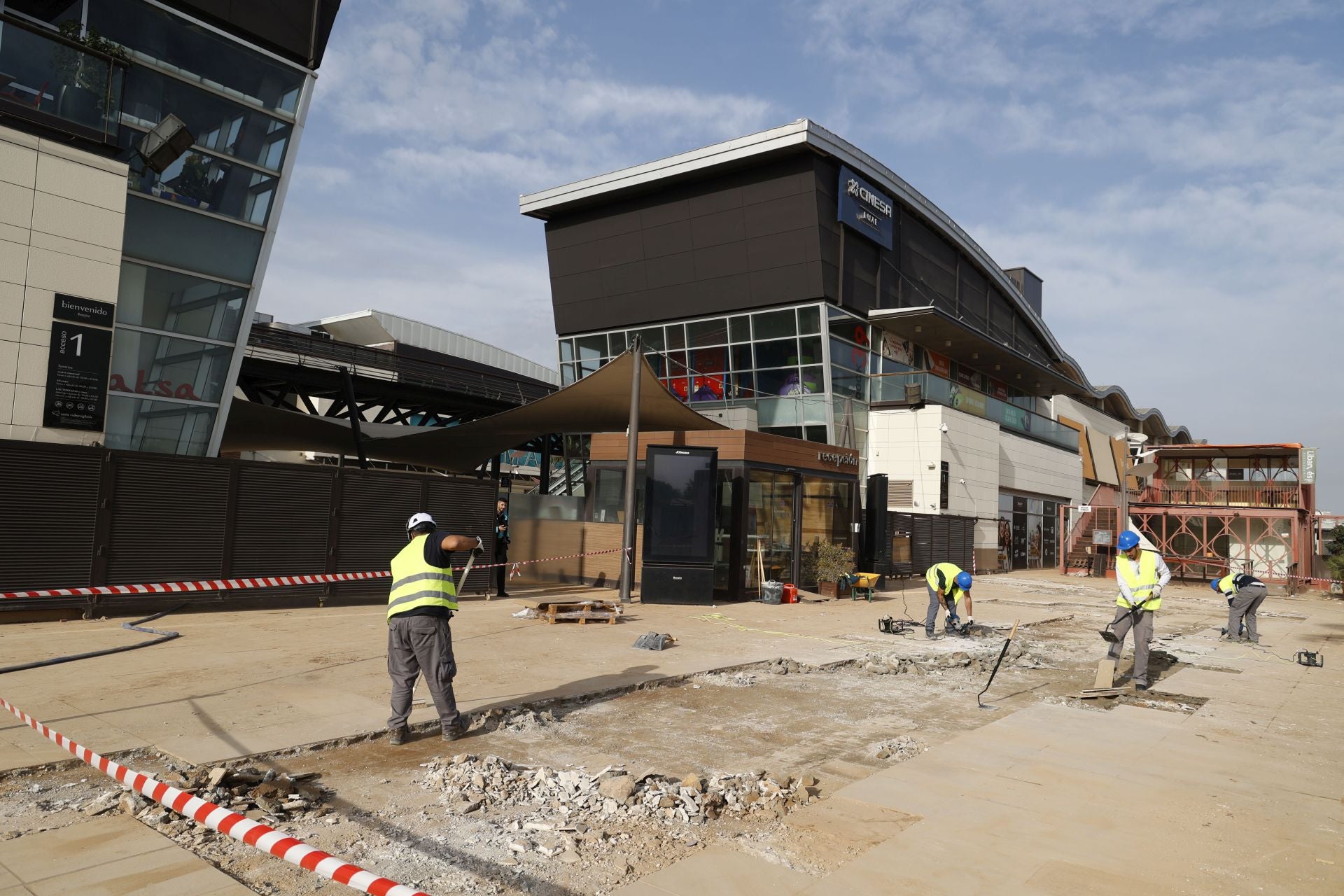 El centro comercial Bonaire prepara su reapertura tras los daños por la DANA