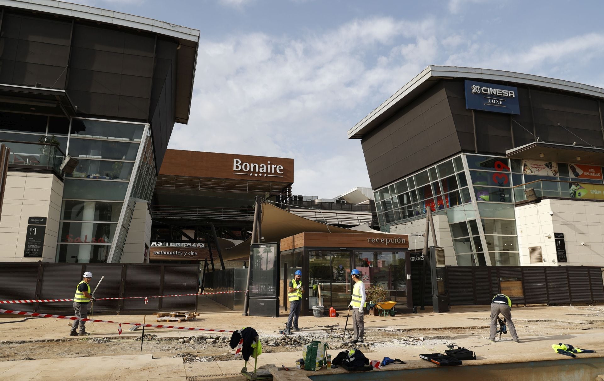 El centro comercial Bonaire prepara su reapertura tras los daños por la DANA