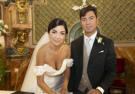 La empresaria Lola Ribas, firmando tras su boda con el torero Jesús Chover.