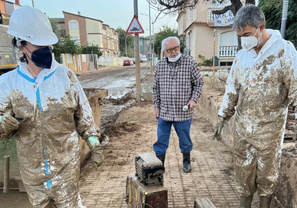 Imagen principal - Los técnicos y voluntarios del museo, con Vicente Tarazona, transportando las radios para recuperarlas.