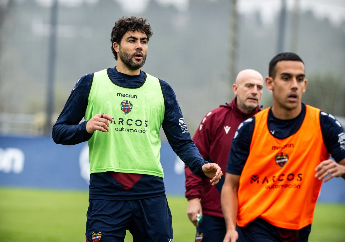 Vicente Iborra, durante una sesión de entrenamiento del Levante esta temporada.