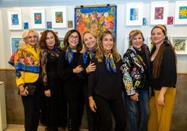 María José Sánchez, Maribel Sarabia, Anabel Navas, Maribel Muñoz, Eva Escamilla, Ángeles Hernández, Carmen Marti, todas con el pañuelo solidario