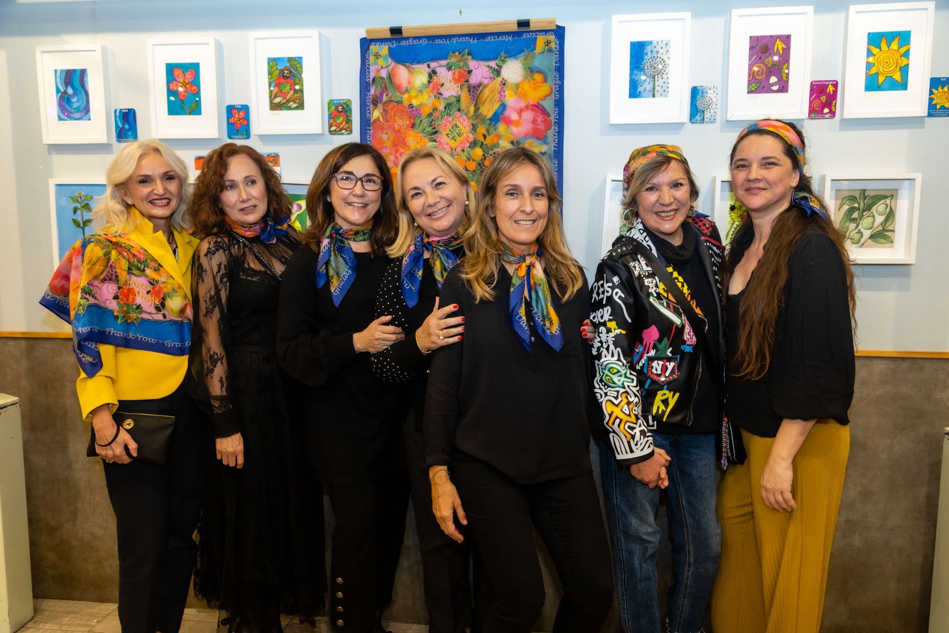 M. José Sánchez, Maribel Sarabia, Anabel Navas, Maribel Muñoz, Eva Escamilla, Ángeles Hernández, Carmen Marti, todas con el pañuelo solidario.