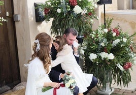 Natalia Tripipatkul y David Navarro, abrazado por su hija Carlota durante la ceremonia.