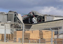 Vista de la nave industrial en Ibi (Alicante) dedicada a la fabricación de corcho que sufrió una explosión el pasado miércoles.