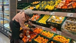 Venta de naranjas, mandarinas y limones en un Consum.