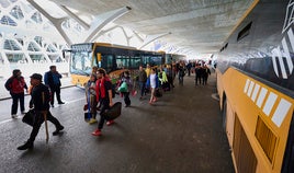 Voluntarios llegan al Museo de las Ciencias.