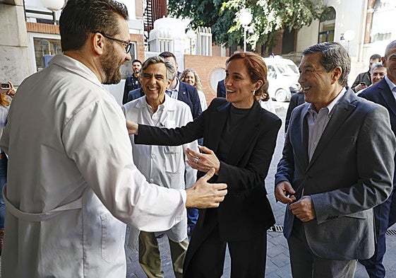 La ministra de Sanidad junto al conseller durante su anterior visita a Valencia.