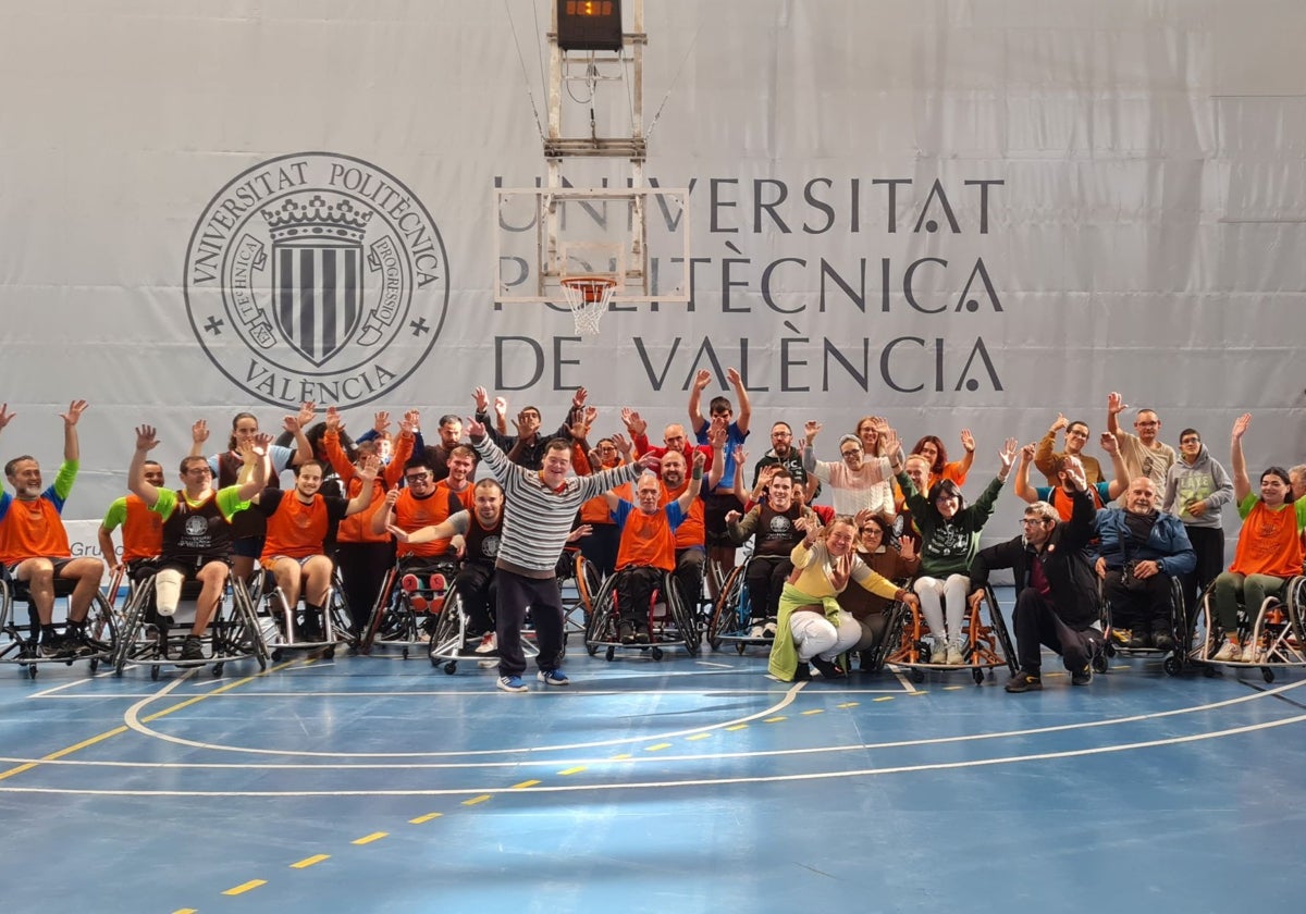 Foto de familia tras el partido de exhibición.