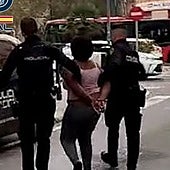 Una de la mujeres detenidas por la Policía.