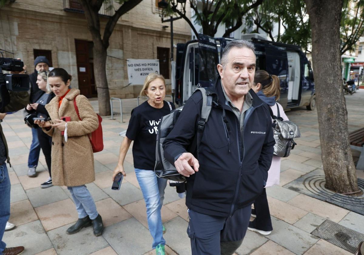 El vicepresidente segundo para la Recuperación del Consell, Francisco José Gan Pampols, sale del Ayuntamiento de Catarroja.