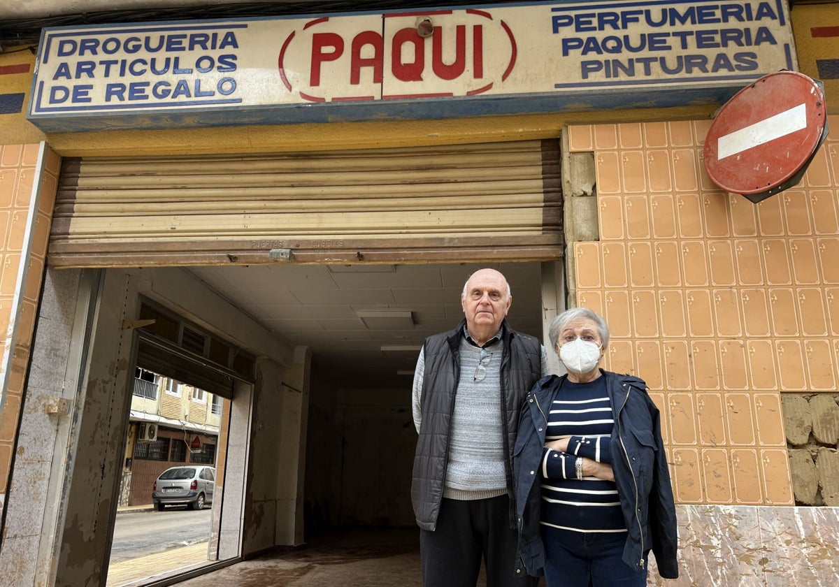 Vicente y Paqui, frente a la mercerí que ha regentado durante más de medio siglo.