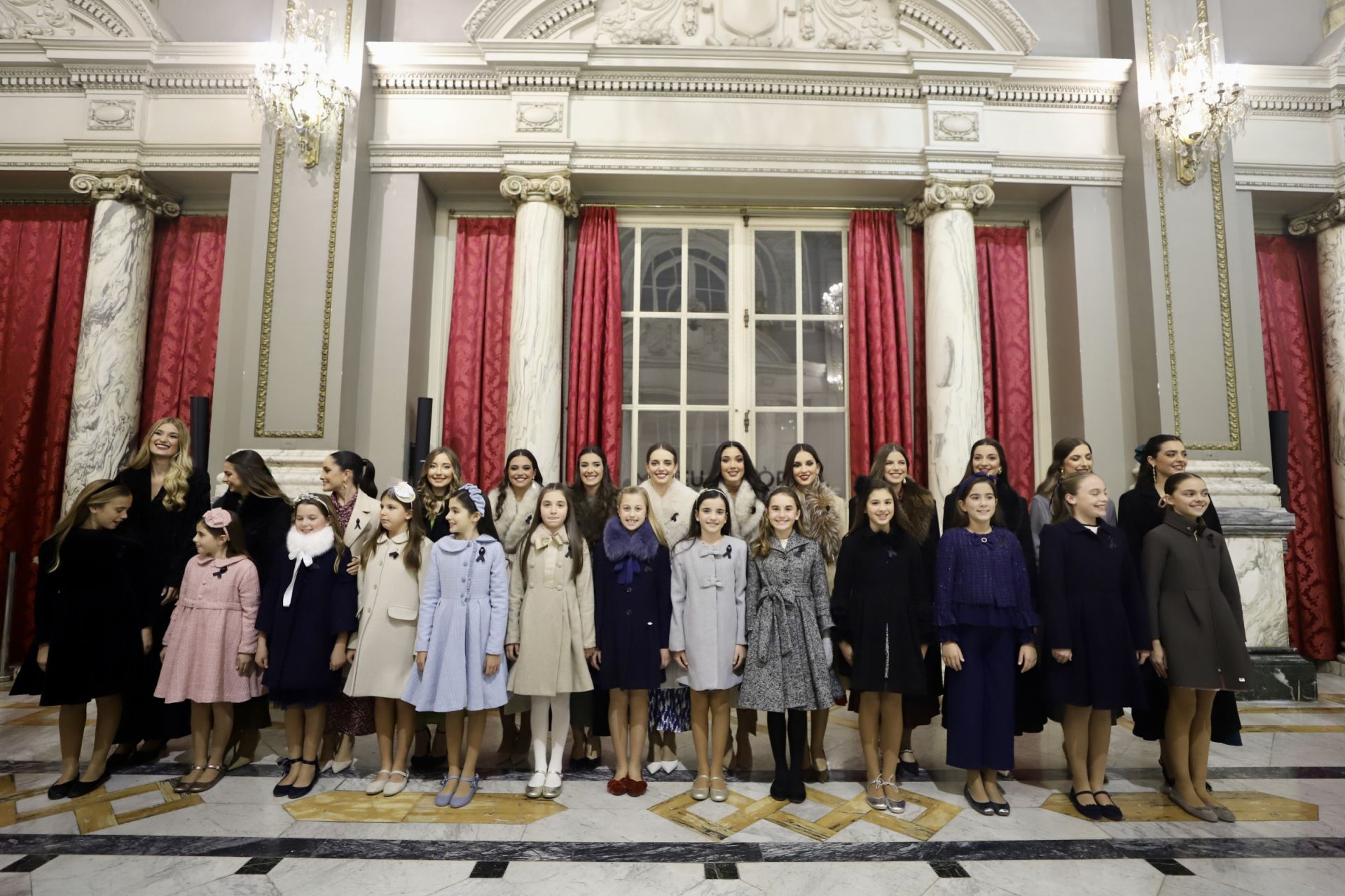 Las falleras mayores de Valencia visitan el belén del Ayuntamiento