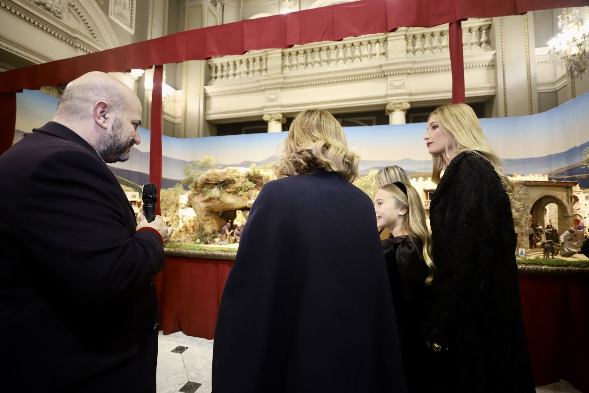 Las falleras mayores de Valencia visitan el belén del Ayuntamiento