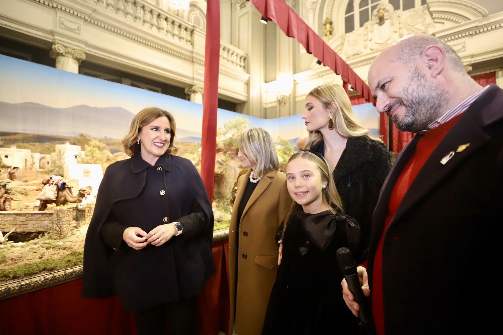 Las falleras mayores de Valencia visitan el belén del Ayuntamiento