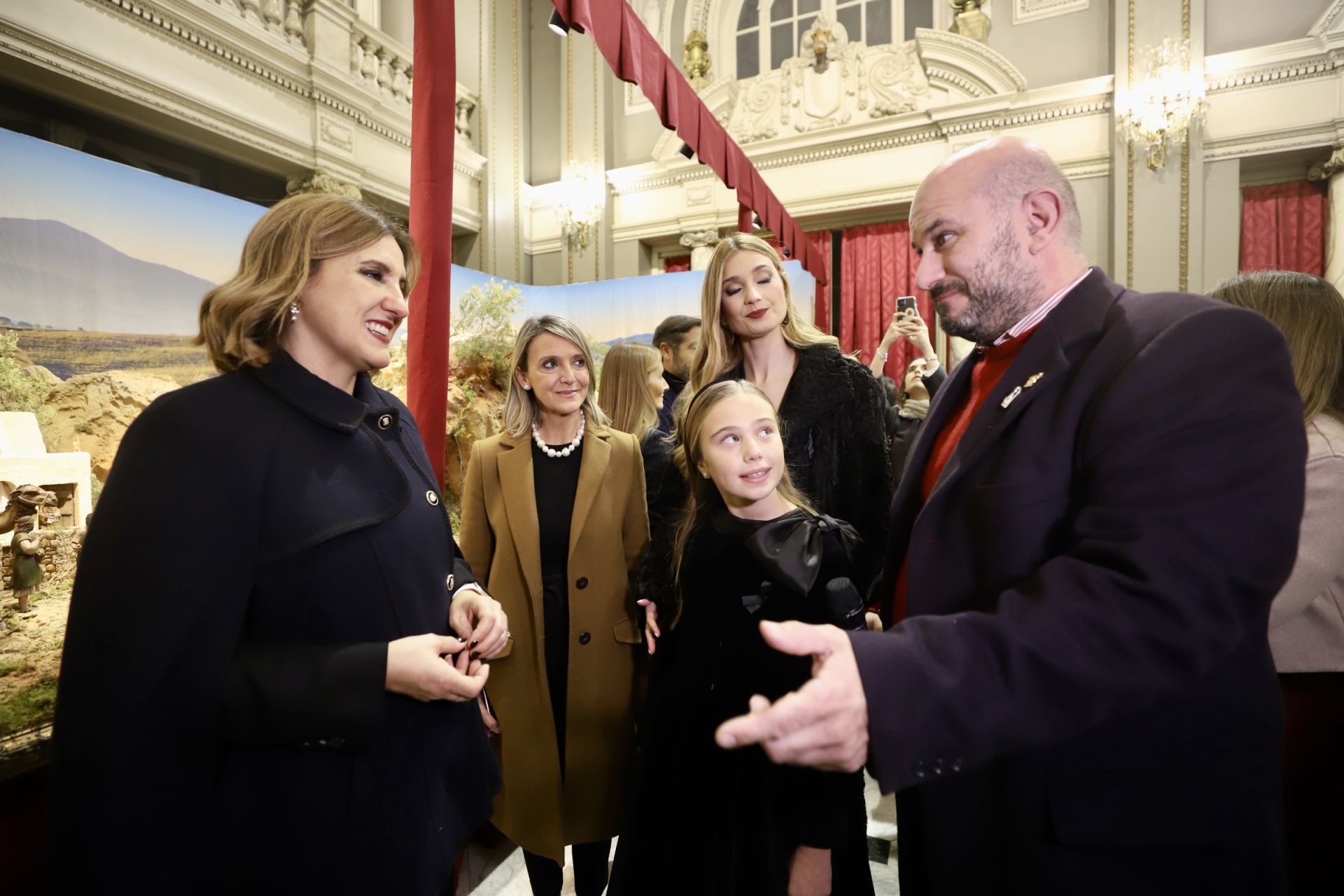 Las falleras mayores de Valencia visitan el belén del Ayuntamiento