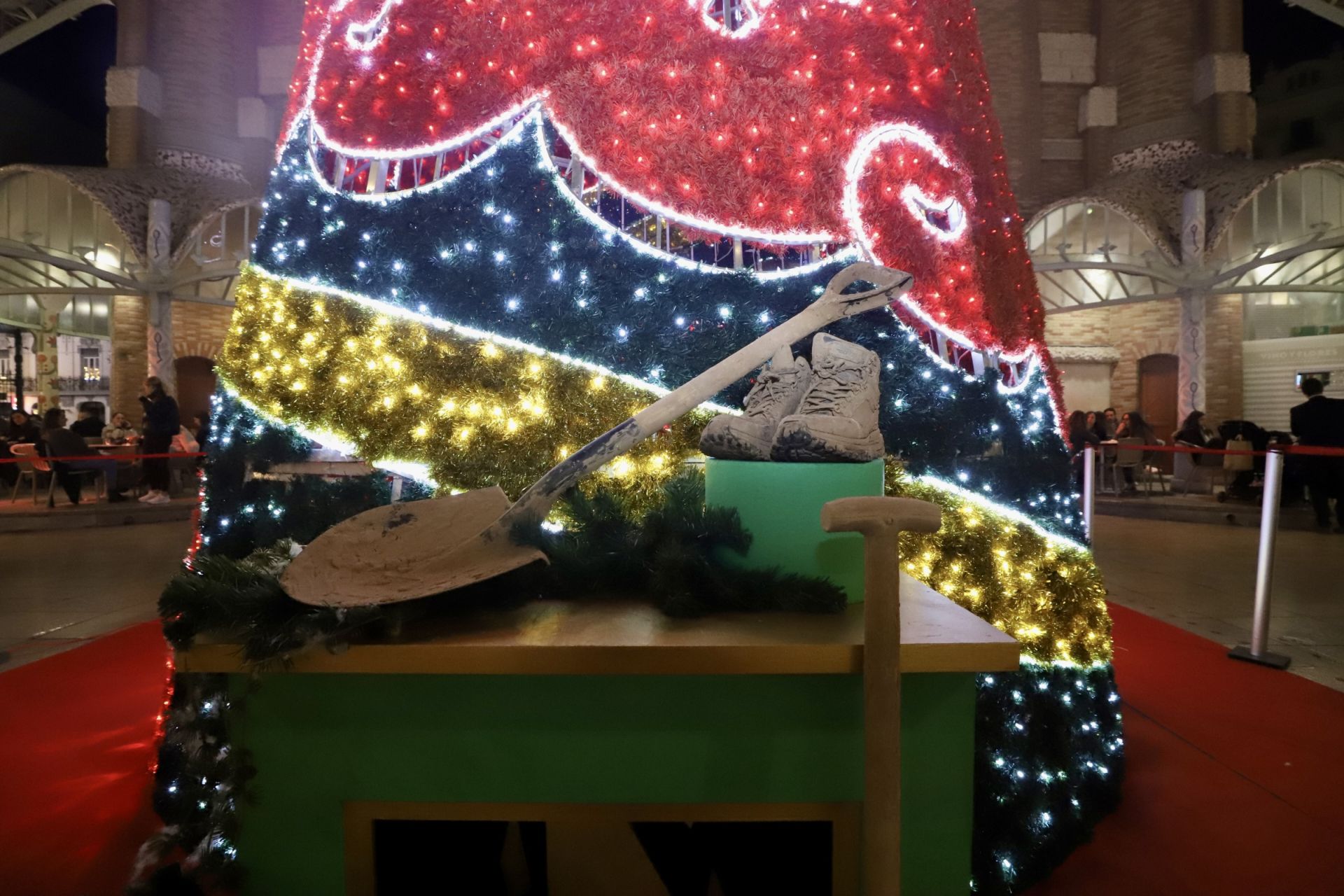 El Mercado de Colón de Valencia enciende las luces de su árbol de Navidad