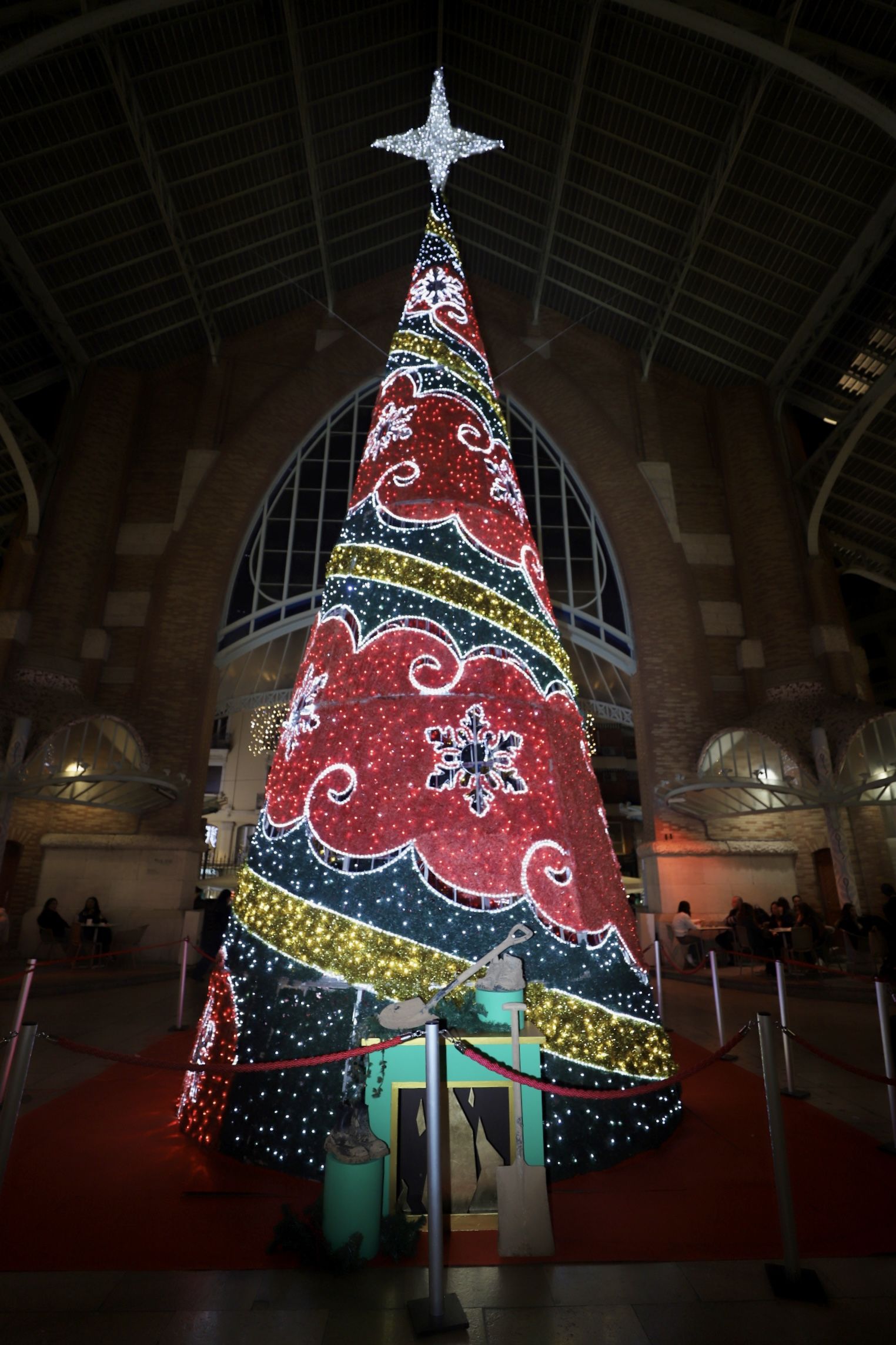 El Mercado de Colón de Valencia enciende las luces de su árbol de Navidad