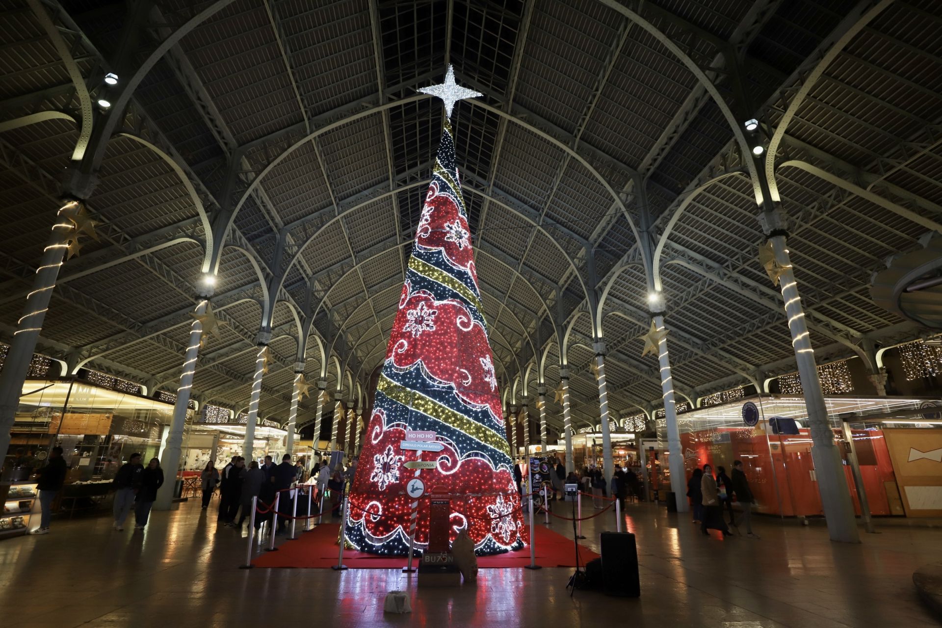 El Mercado de Colón de Valencia enciende las luces de su árbol de Navidad