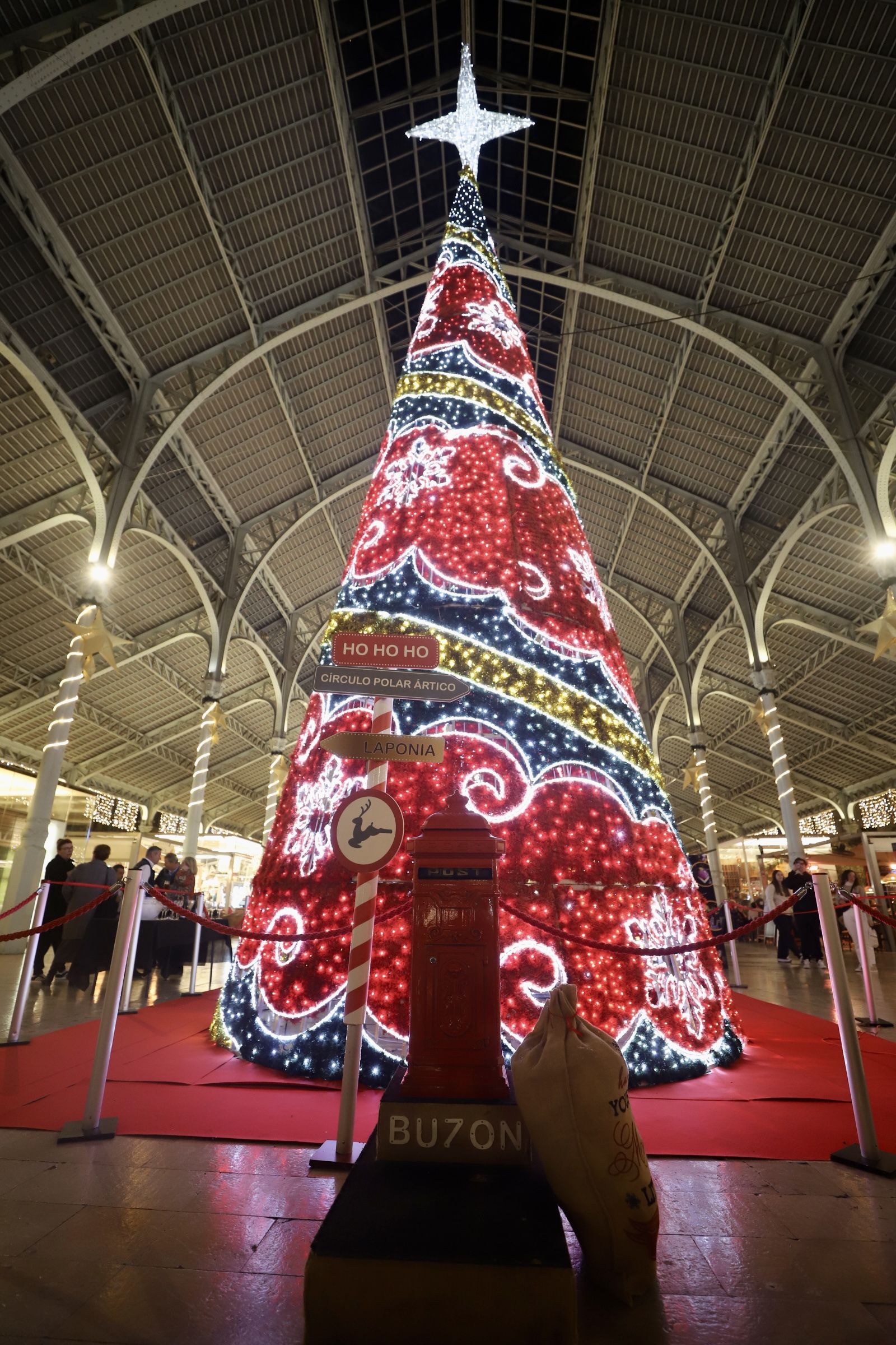 El Mercado de Colón de Valencia enciende las luces de su árbol de Navidad