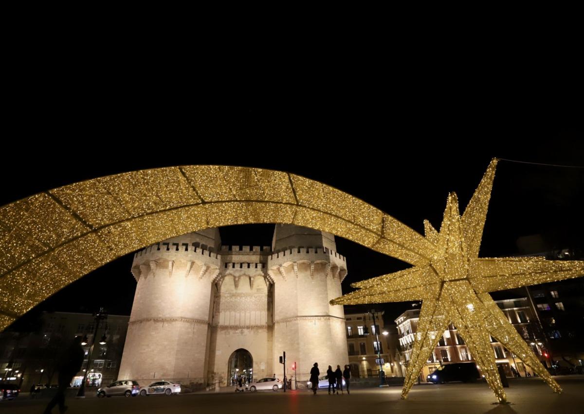 Imagen secundaria 1 - La gran estrella de Navidad que ilumina la antigua puerta de Valencia