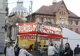 ´Churrería con carteles llamativos que tapan la vista de la Llotgeta y del Mercado Central.