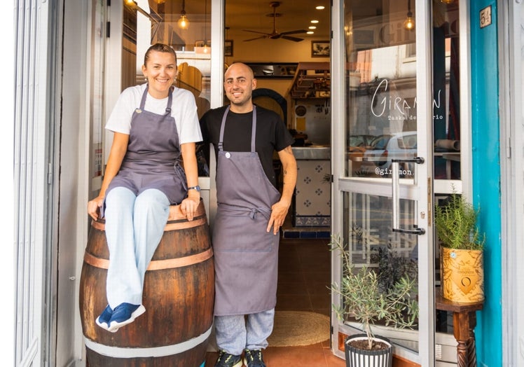 José y Micaela, en el exterior de Giramón, un pequeño gran restaurante del barrio de Ayora.