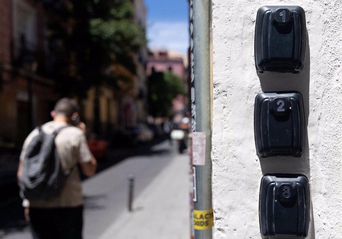 Caja de seguridad para las llaves de una piso de alquiler turístico, en una imagen de archivo.