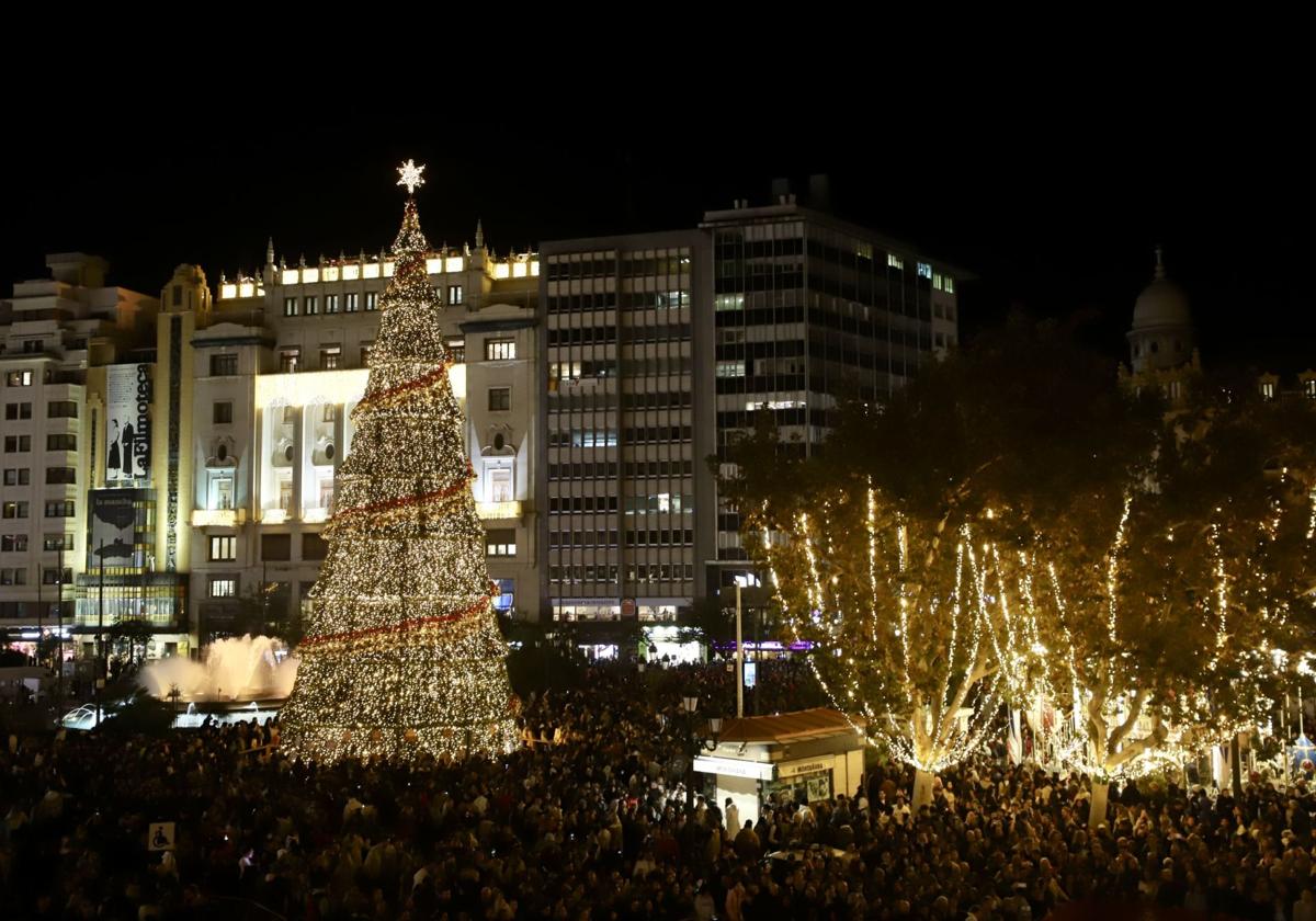 Momento del encendido de las luces en la plaza del Ayuntamiento de Valencia.