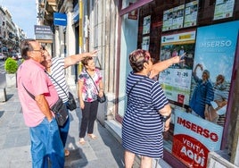 Pensionistas viendo anuncio del Imserso en una imagen de archivo.