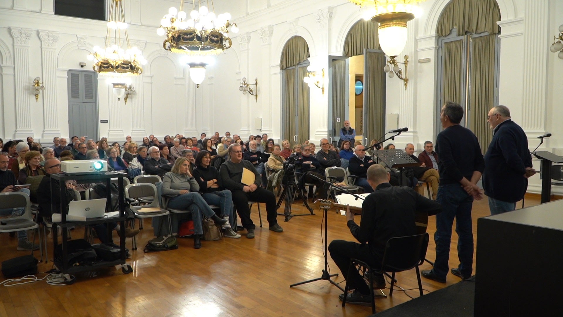 Momento de la presentación del libro con la actuación de Pep Gimeno 'Botifarra'.