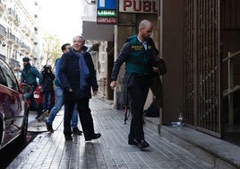 Corbín, a su llegada a su despacho profesional en el centro de Valencia.