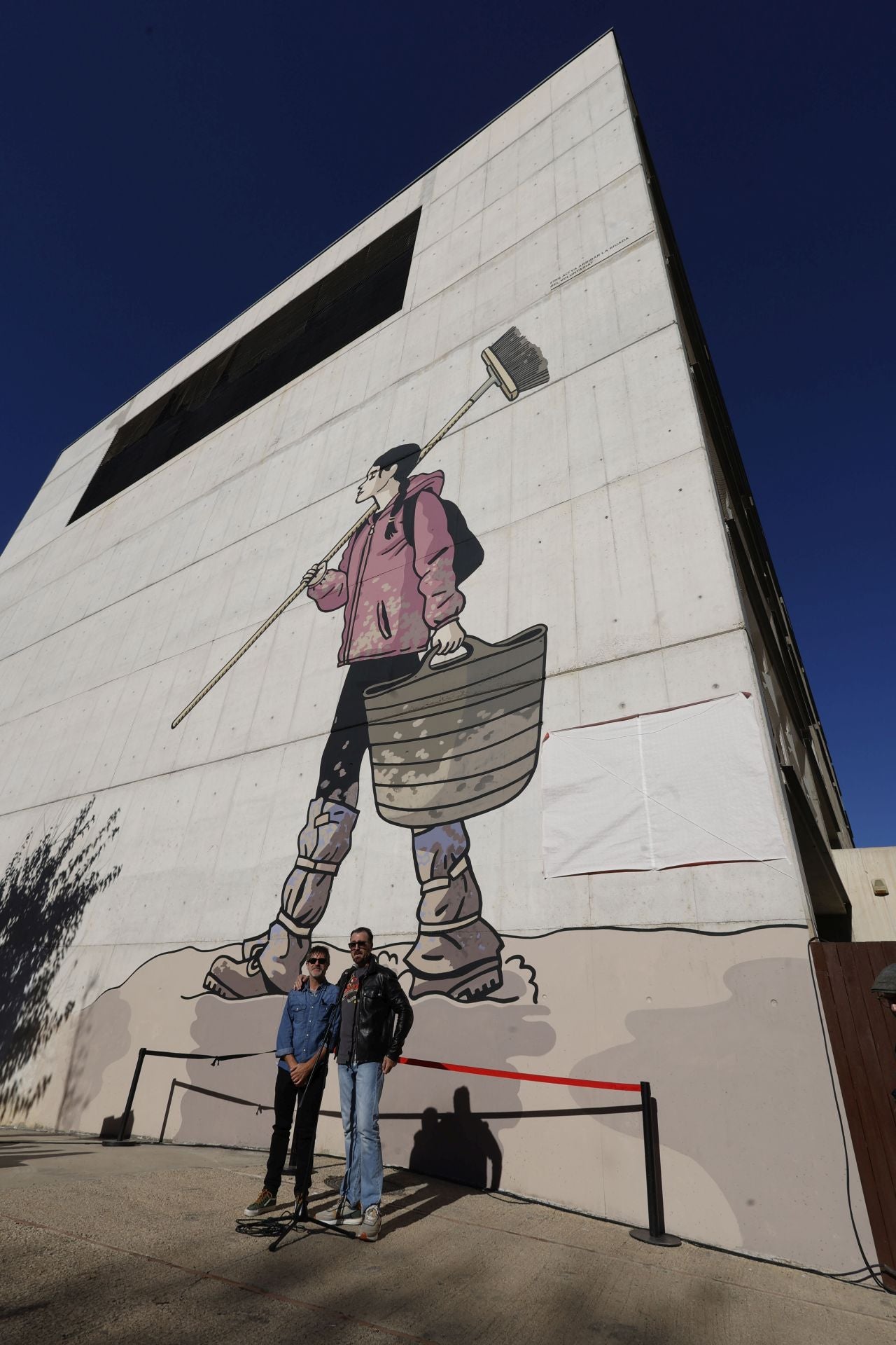 Acto de homenaje en la Rambleta con el mural de paco Roca y Martin Fores dedicado a los voluntarios de la DANA