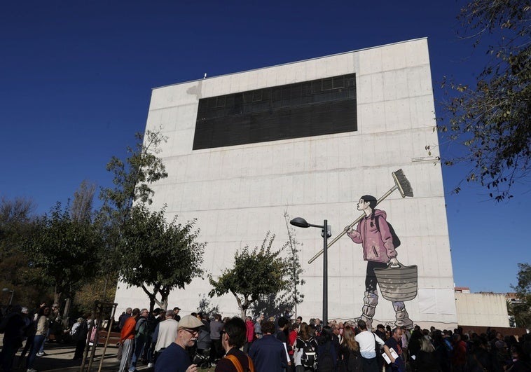 El mural de Paco Roca y Martín Forés en homenaje al voluntariado ya luce en la fachada de la Rambleta.