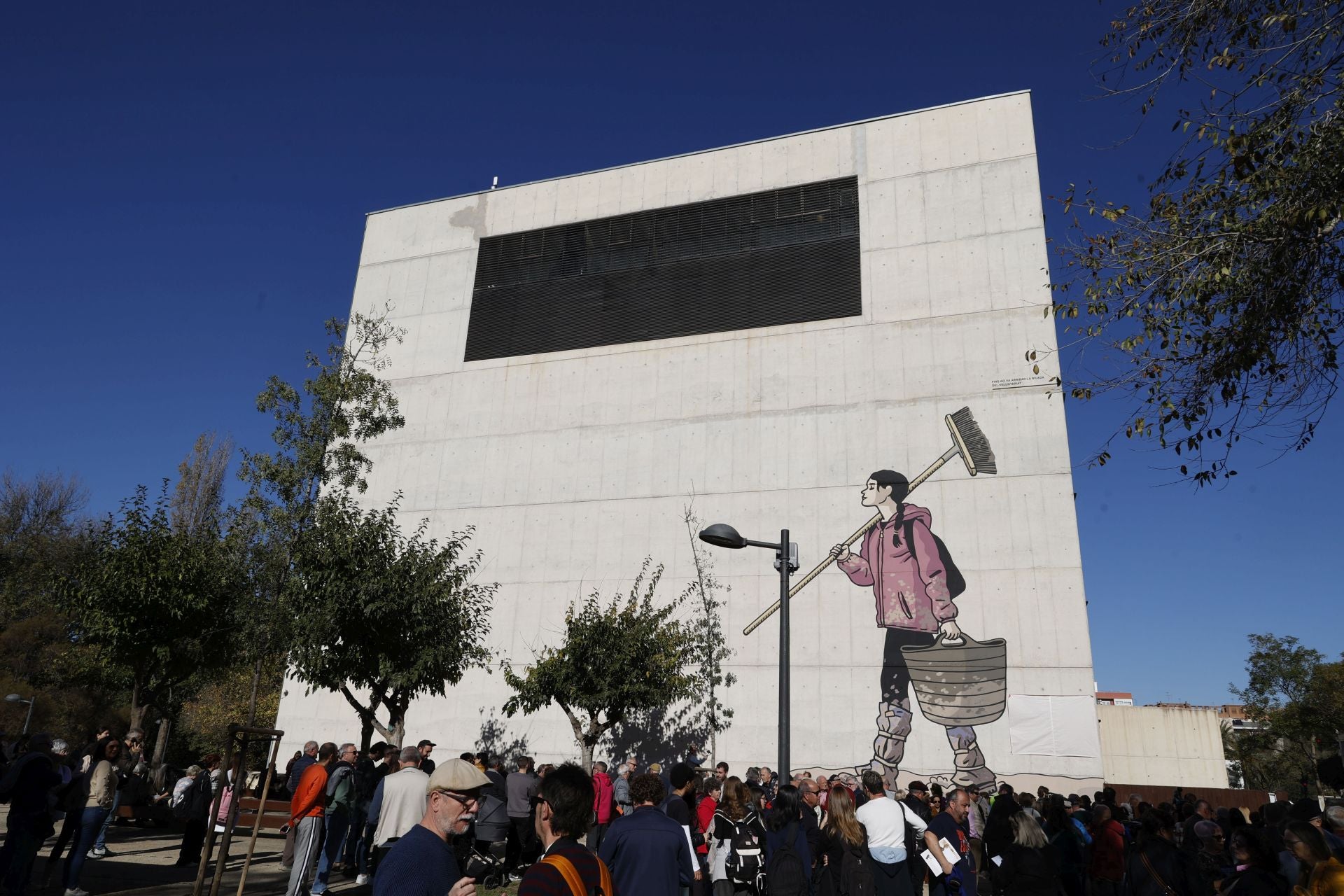 Acto de homenaje en la Rambleta con el mural de paco Roca y Martin Fores dedicado a los voluntarios de la DANA