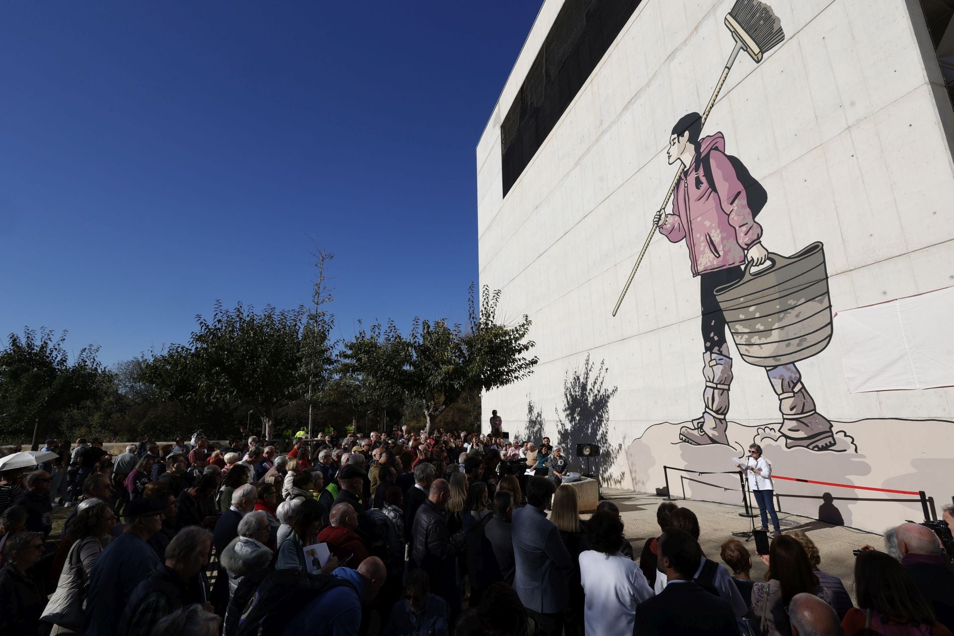 Acto de homenaje en la Rambleta con el mural de paco Roca y Martin Fores dedicado a los voluntarios de la DANA