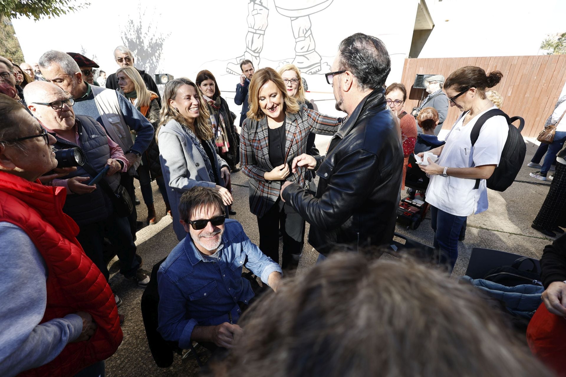 Acto de homenaje en la Rambleta con el mural de paco Roca y Martin Fores dedicado a los voluntarios de la DANA