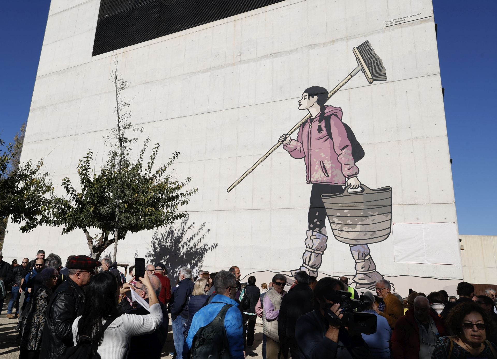 Acto de homenaje en la Rambleta con el mural de paco Roca y Martin Fores dedicado a los voluntarios de la DANA