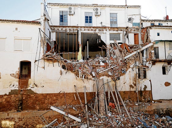 Casa apuntalada en Chiva, este jueves.